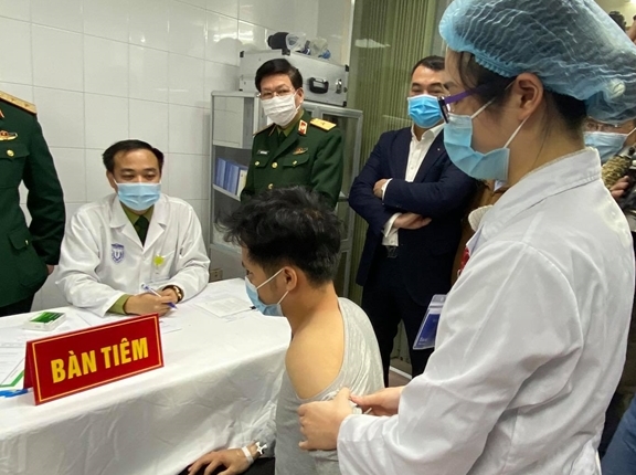 Sức khỏe ba người tình nguyện tiêm vaccine COVID-19 Made in VietNam hoàn toàn bình thường